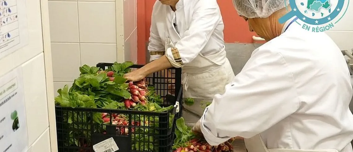 Photo de deux employées d'une cantine 