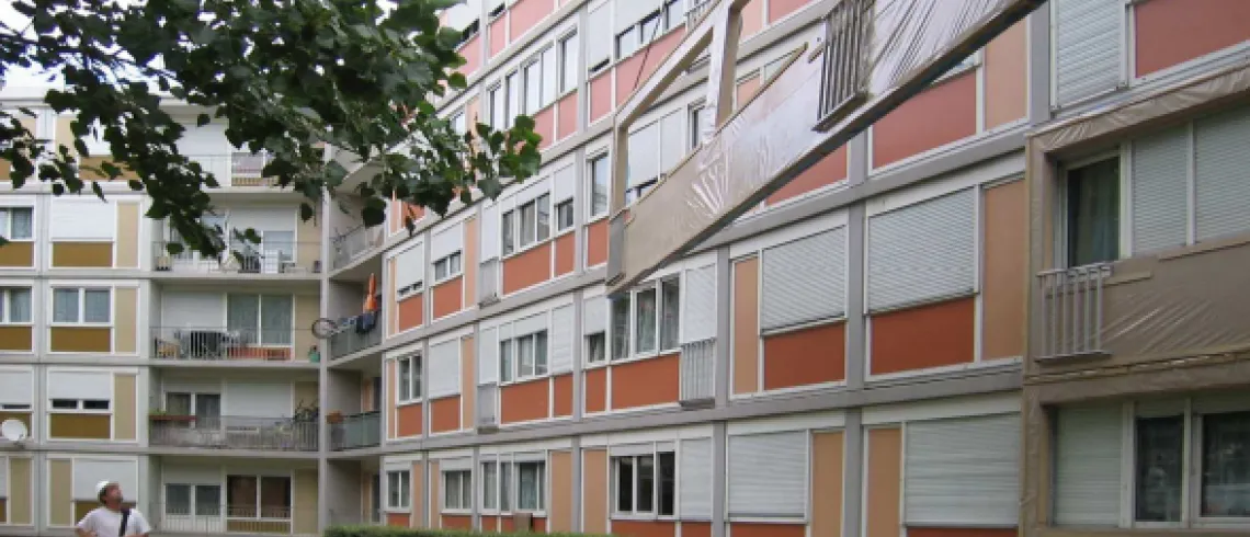 Vue extérieure d'une résidence réhabilitée dans le Val-d'Oise