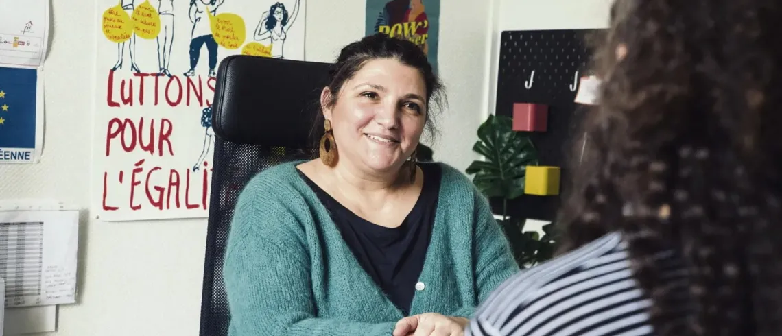 La Directrice du LAO dans son bureau lors d'un entretien avec une jeune femme