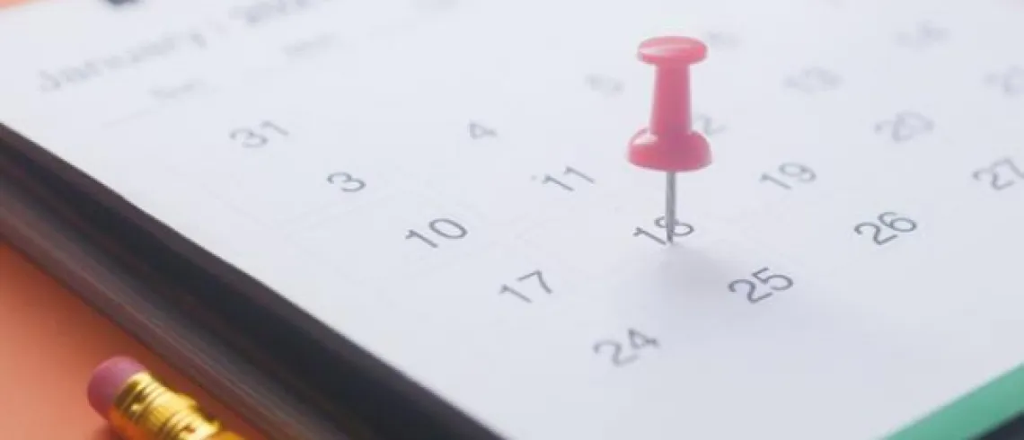 Image d'un calendrier avec une punaise