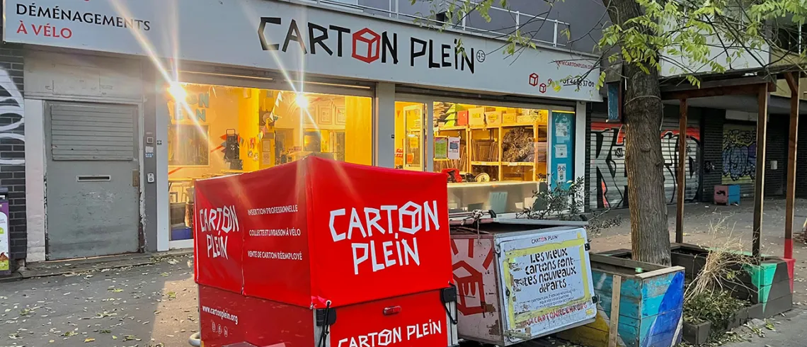 Devanture du local de l'association Carton Plein, qui héberge une boutique de cartons et un atelier de préparation de déménagements à vélo