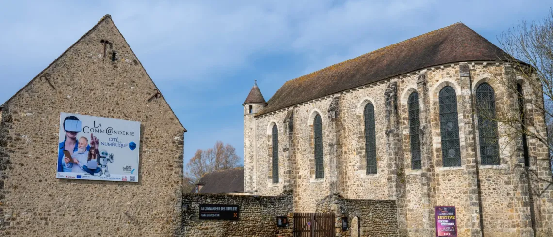 La photo illustre le bâtiment extérieur de la Comm@nderie