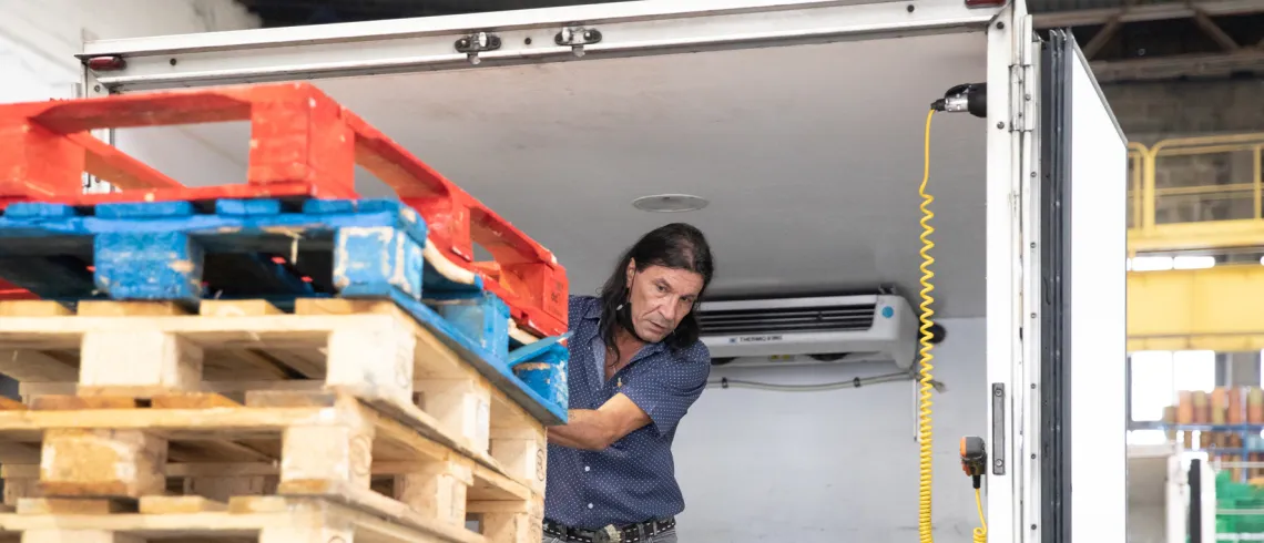 Un participant à l’opération échange avec des membres de l’association et de l’IFA95.