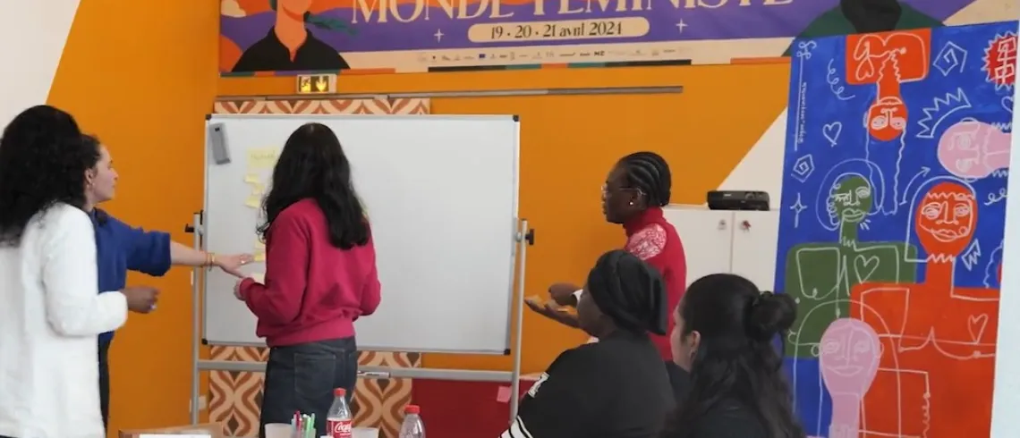 Groupe de femmes de l’association Empow’her collaborer collaborant sur un projet