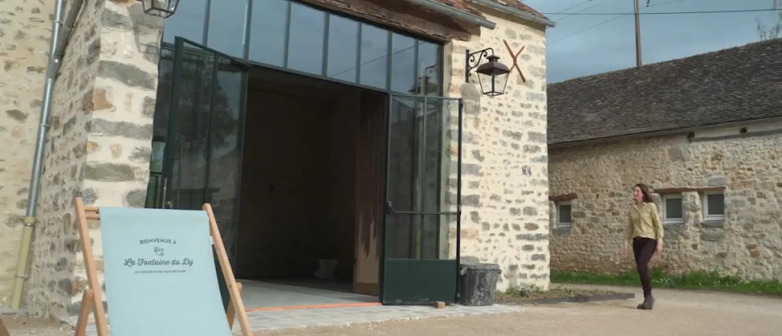 Photo de la façade extérieure de la ferme de la Fontaine du Dy