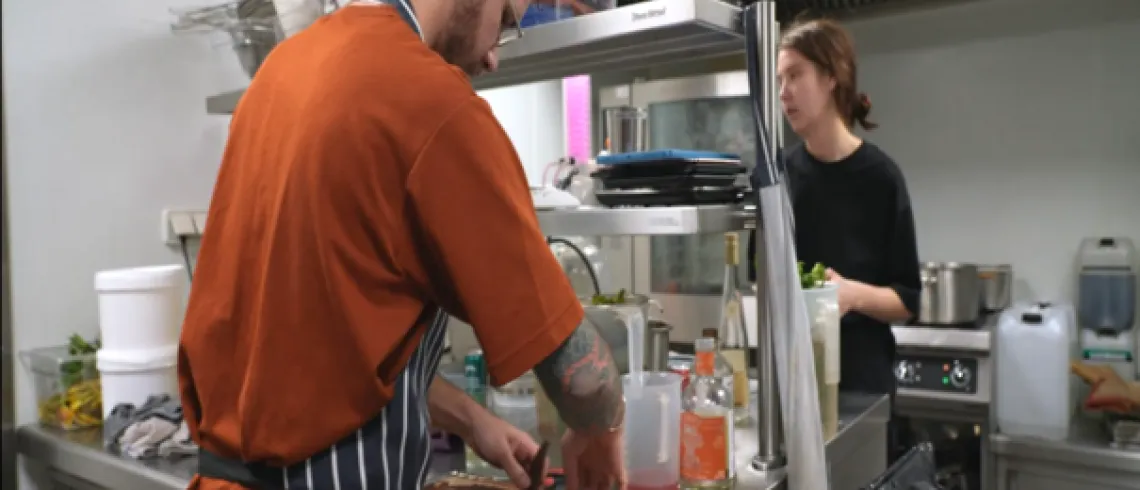 Des "fooders" utilisent le matériel mis à disposition par le Foodlab pour imaginer leurs créations