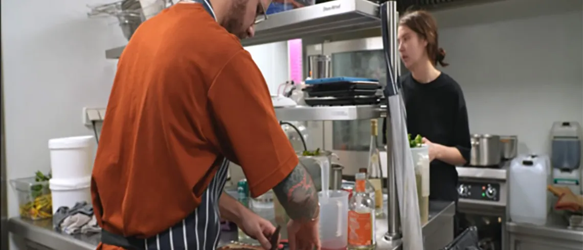 Des "fooders" utilisent le matériel mis à disposition par le Foodlab pour imaginer leurs créations