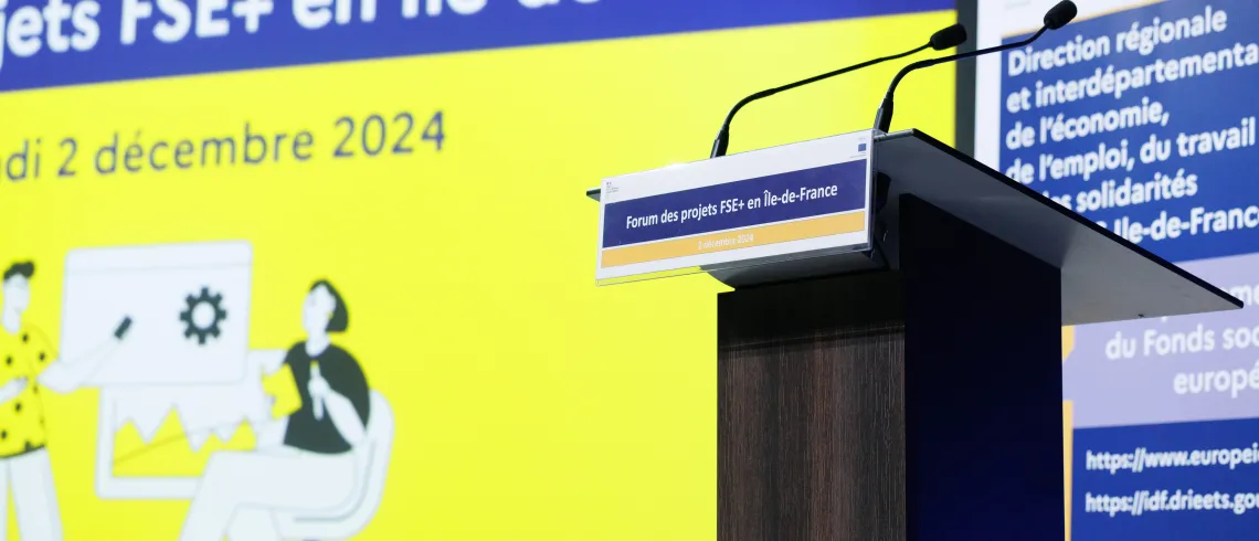 Pupitre et diapositive de présentation du Forum des projets FSE+ en Ile de France lors de l'ouverture de l'évènement 