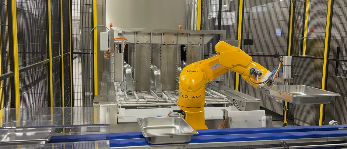Robot jaune qui récupère des contenants alimentaires propres.