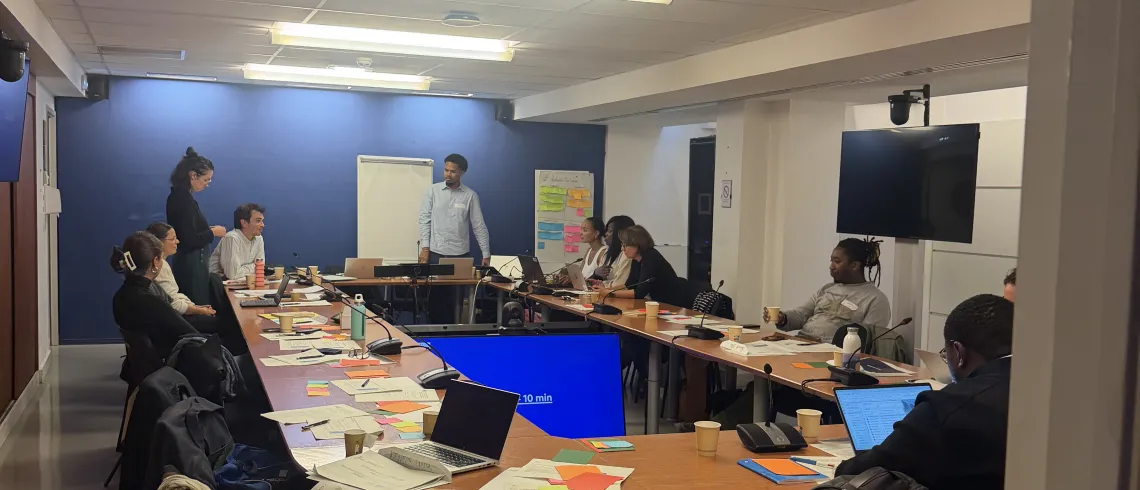 11 personnes autour d'une table participant à l'atelier du 9 octobre