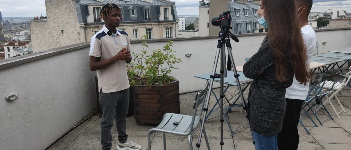 Photo d’un apprenti interviewé par deux membres de l’ANAF, dans le cadre du programme Filme ton Job, sur les toits de Paris