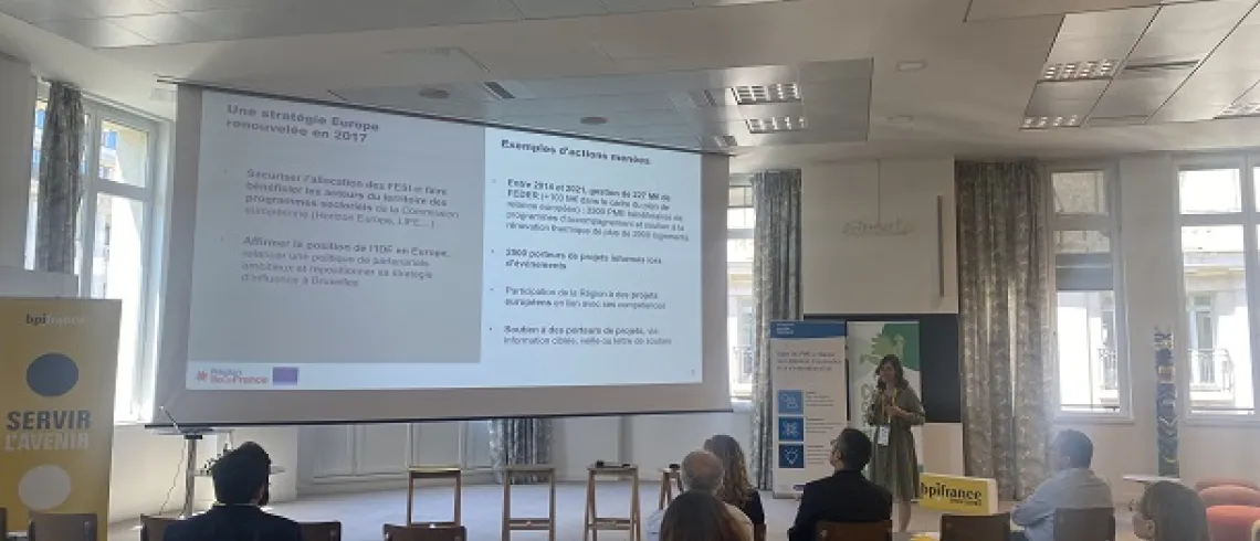 Photo d'une agente de la Région présentant les financements européens pour l’environnement