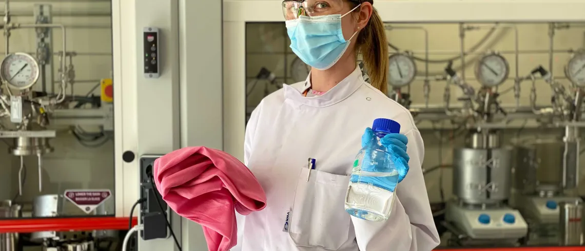 Photo d'une technicienne de laboratoire