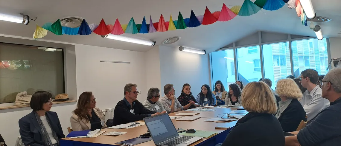 Photo d'un groupe de personnes en réunion