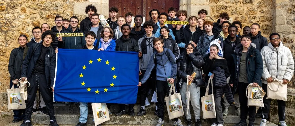 Les lycéens regroupés devant la Comm@nderie, avec le drapeau européen