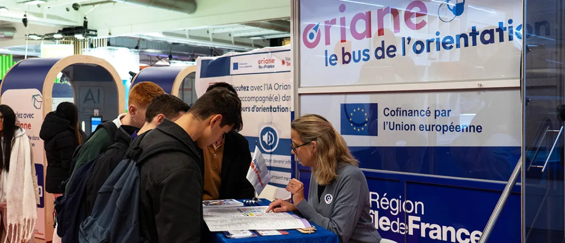 Le bus Oriane avec présentation à des étudiants, à l'occasion du Salon européen de l'étudiant