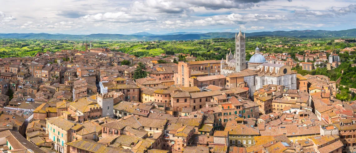 Photo aérienne de la ville de Sienne en Italie