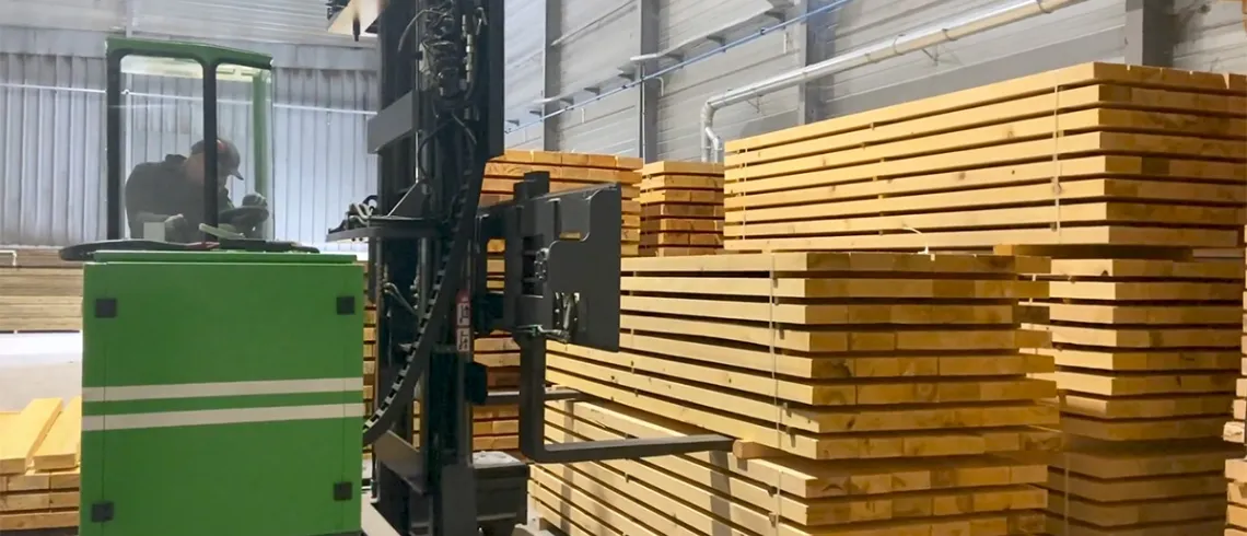 Photo d'un ouvrier et de palettes biosourcées