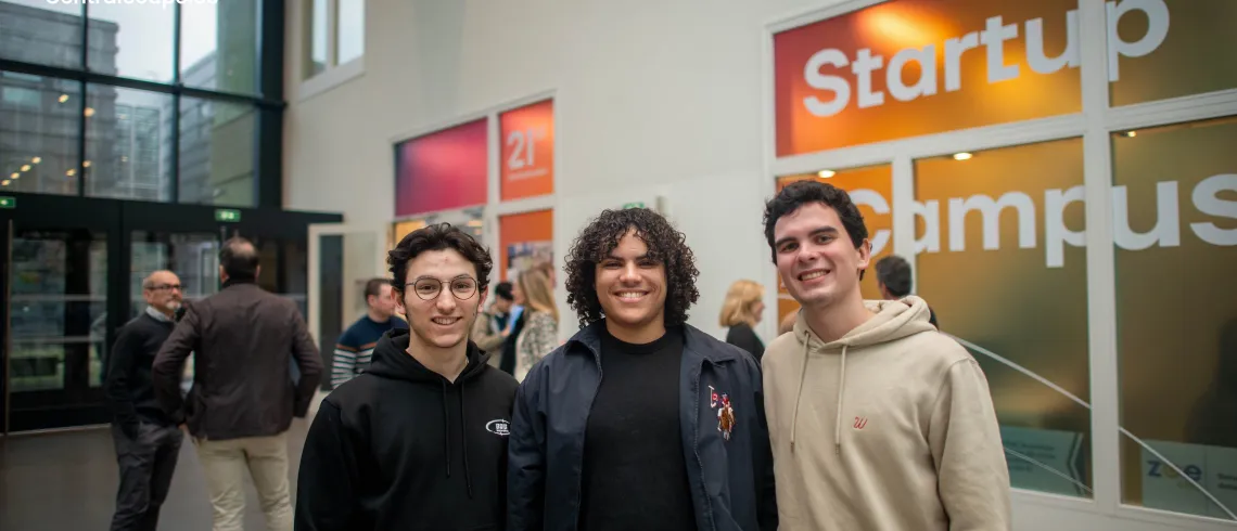La photo présente trois jeunes entrepreneurs au campus CentraleSupélec