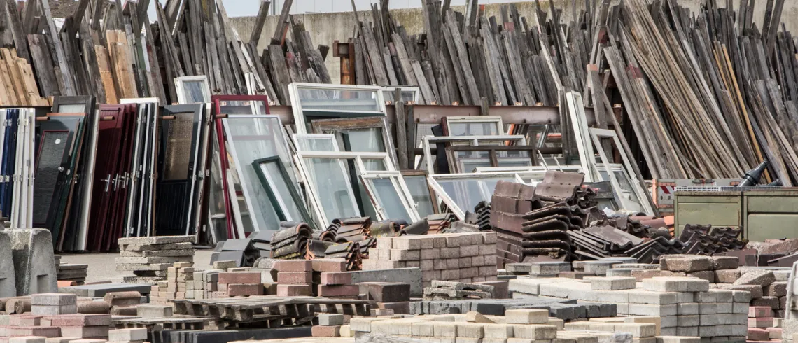 Photo de déchets recyclables dans un centre de tri