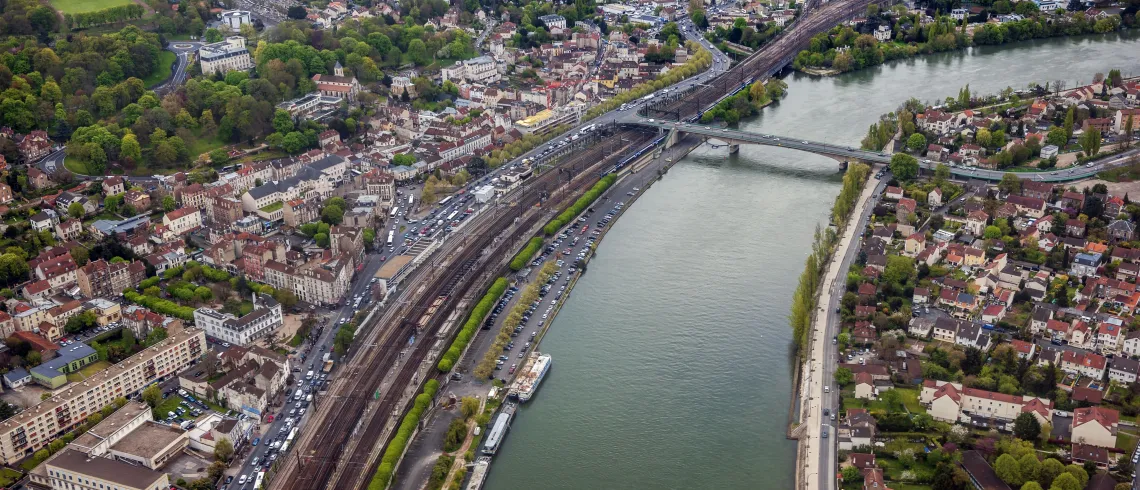 Vue aérienne de la banlieue parisienne vers l'aéroport d’Orly