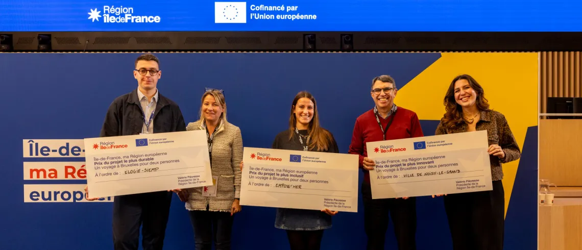 Photo de la remise de prix des trois lauréats.