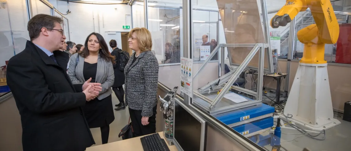 Photo de la Vice-présidente de la Région IDF, Faten HIDRI, la commissaire européenne Corina CREŢU et du directeur du CEA List, Philippe Watteau  