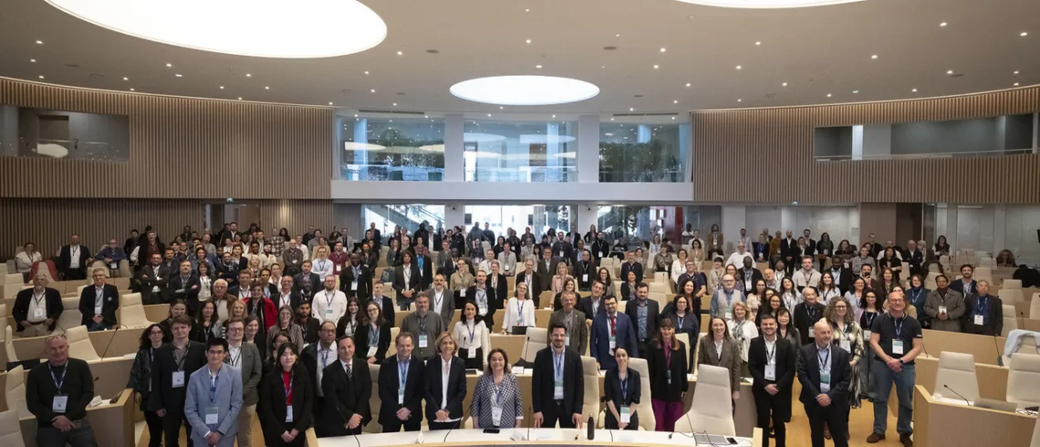 Les nombreux participants au symposium du numérique et de l’intelligence artificielle responsables, réunis dans l'hémicycle