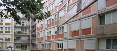 Vue extérieure d'une résidence réhabilitée dans le Val-d'Oise