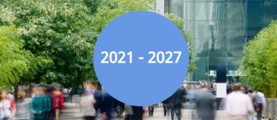 L'image présente une ville animée et arborée, sur laquelle un cercle bleu central indique « 2021 - 2027 »