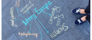 Photo du sol sur lequel est inscrit en couleur "Interreg Europe" et des idées liées au programme