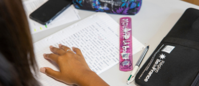 Photo d'une lycéenne en cours