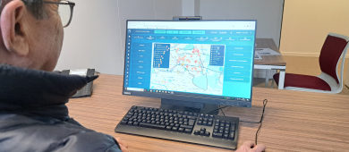 Monsieur Sajhau regarde la plateforme de données derrière son ordinateur