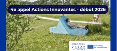 L’image présente une personne allongée, en plein espace vert, sous une installation innovante offrant de l’ombre.