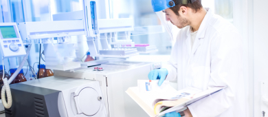 Photo d'un chercheur en laboratoire