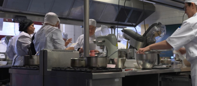 Personnes en train de se former à la pâtisserie