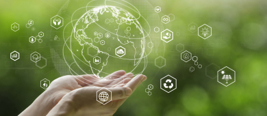 L'image présente deux mains tenant un globe numérique entouré d’icônes symbolisant l’écologie, l’énergie durable et la protection de l’environnement.