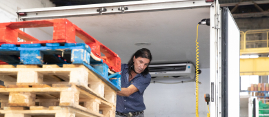 Un participant à l’opération échange avec des membres de l’association et de l’IFA95.
