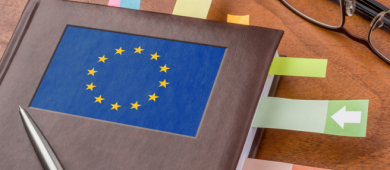 Image d'un dossier orné du drapeau de l'UE, agrémenté de nombreux post-it