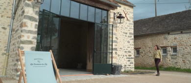 Photo de la façade extérieure de la ferme de la Fontaine du Dy