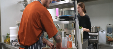 Des "fooders" utilisent le matériel mis à disposition par le Foodlab pour imaginer leurs créations