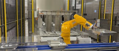 Robot jaune qui récupère des contenants alimentaires propres.