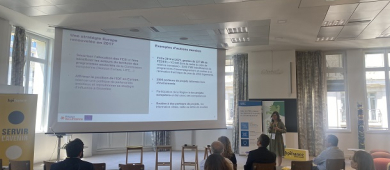 Photo d'une agente de la Région présentant les financements européens pour l’environnement