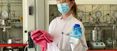 Photo d'une technicienne de laboratoire