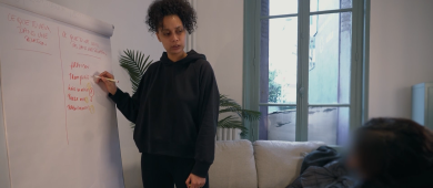 Une éducatrice écrit sur un tableau blanc une liste nommée "ce que tu ne veux pas dans une relation"