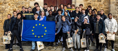 Les lycéens regroupés devant la Comm@nderie, avec le drapeau européen