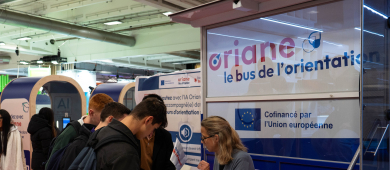 Le bus Oriane avec présentation à des étudiants, à l'occasion du Salon européen de l'étudiant