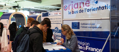 Le bus Oriane avec présentation à des étudiants, à l'occasion du Salon européen de l'étudiant