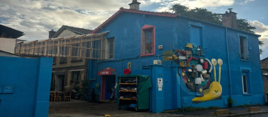 Vue du bâtiment de la recyclerie La Pagaille depuis la rue 