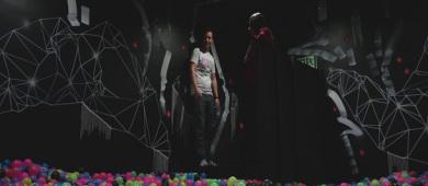 Photo d’une salle d'escape game sensoriel de la société Sensas, remplie de boules, avec la présence du gérant